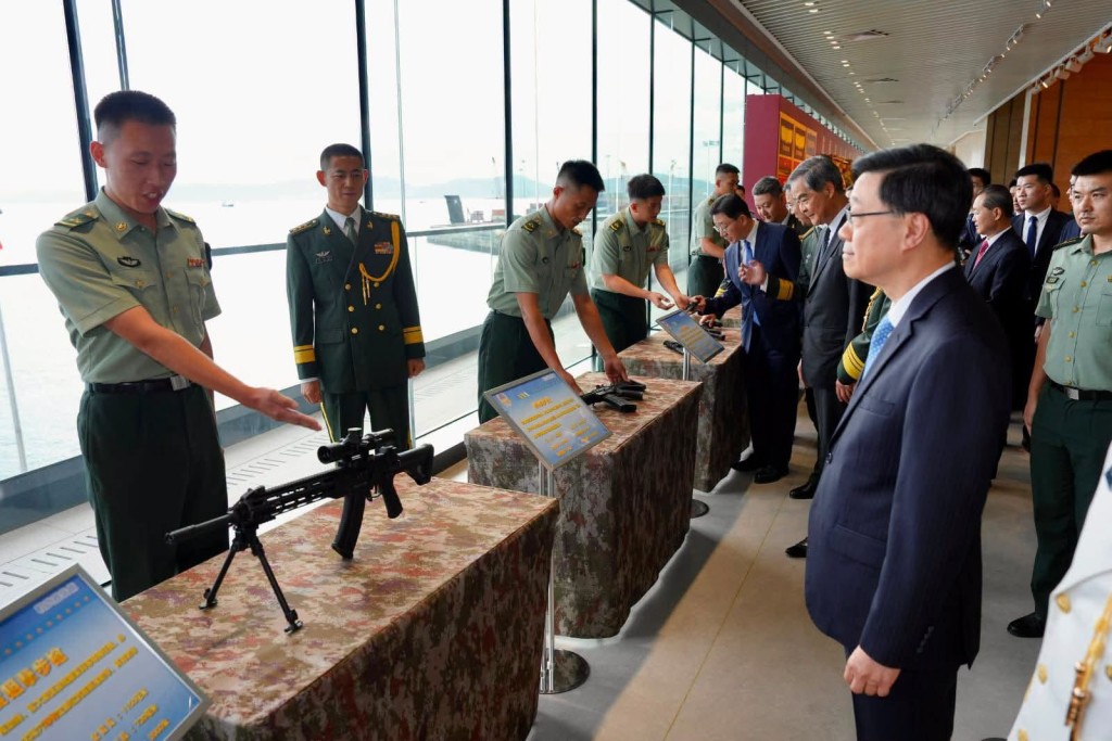 李家超特別指出,解放軍駐港部隊不僅在防務工作上留下堅實的足跡,更是香港最可靠的「定海神針」。 李家超特別指出,解放軍駐港部隊不僅在防務工作上留下堅實的足跡,更是香港最可靠的「定海神針」。