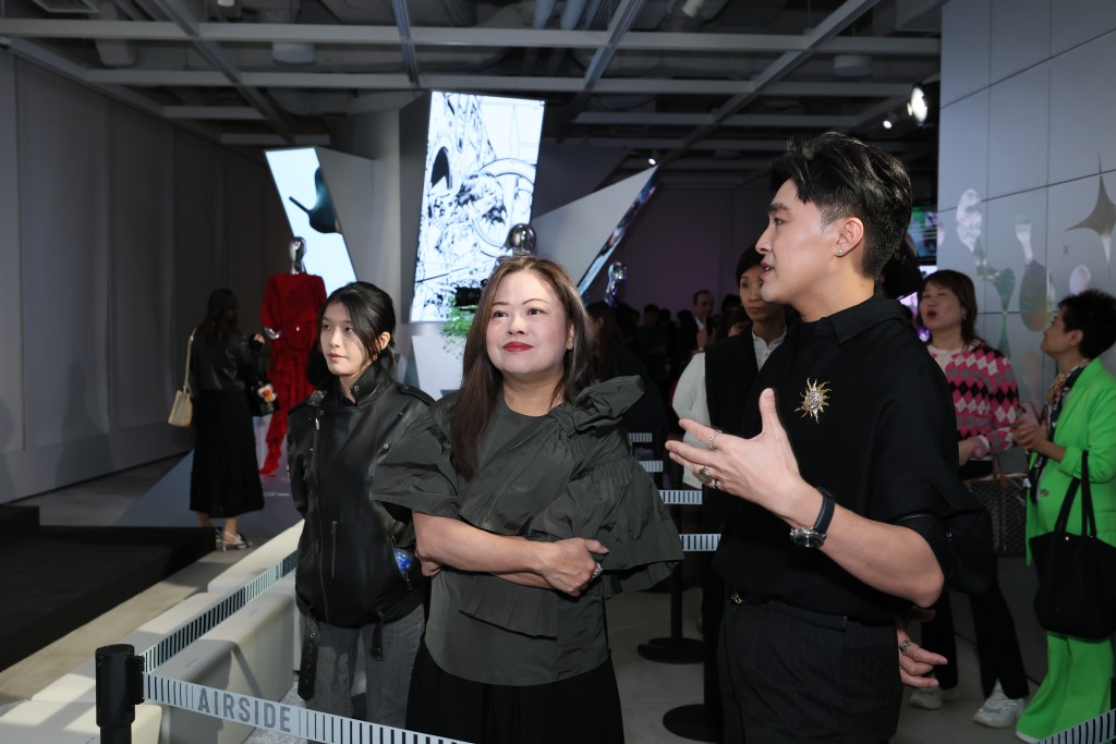 文化體育及旅遊局局長羅淑佩今日（25日）於開幕禮上表示，這場展覽探索以尖端時尚科技展示數碼時裝的無限可能，是今年香港時裝薈最令人期待的項目之一。