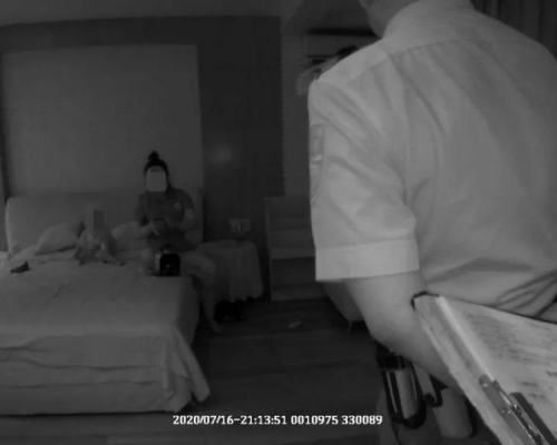 浙江一對母子擅闖他人別墅躺床吹冷氣。 網圖