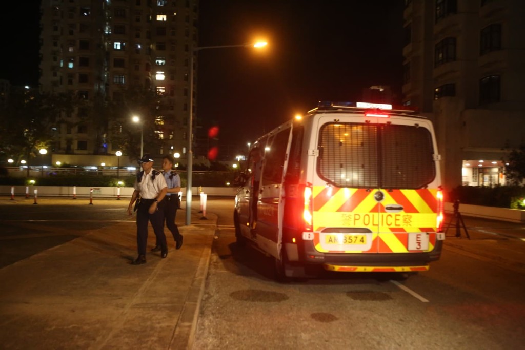 警員周三晚上到涉案單位調查。 警員周三晚上到涉案單位調查。