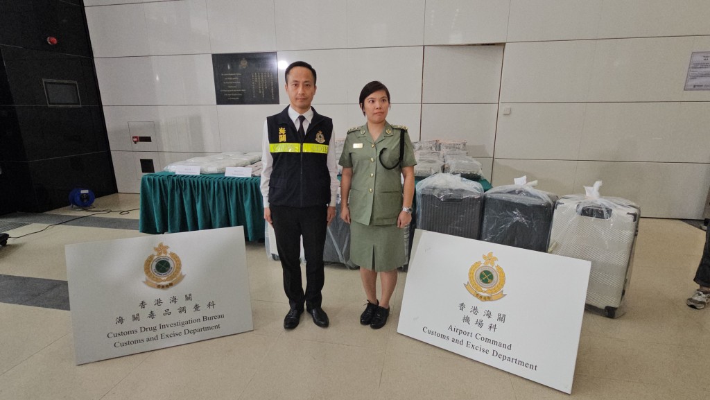 海关毒品调查科机场调查课高级调查主任邹永昌及机场科航空旅客组高级督察霍诗雅。