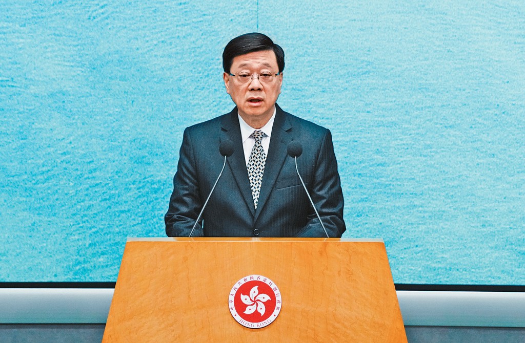 李家超表示，政府正密锣紧鼓争取在本季内发表香港五年规划的咨询文件，广纳意见。