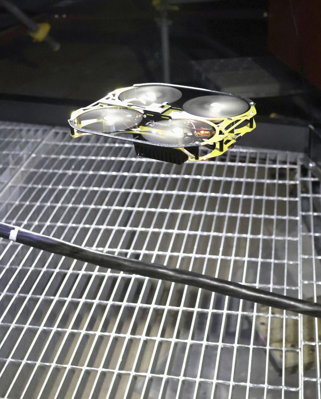 蛇型机器人负责为无人机中转无线信号，用于调查福岛第一核电站1号机组反应堆安全壳内未积水区域。。美联社