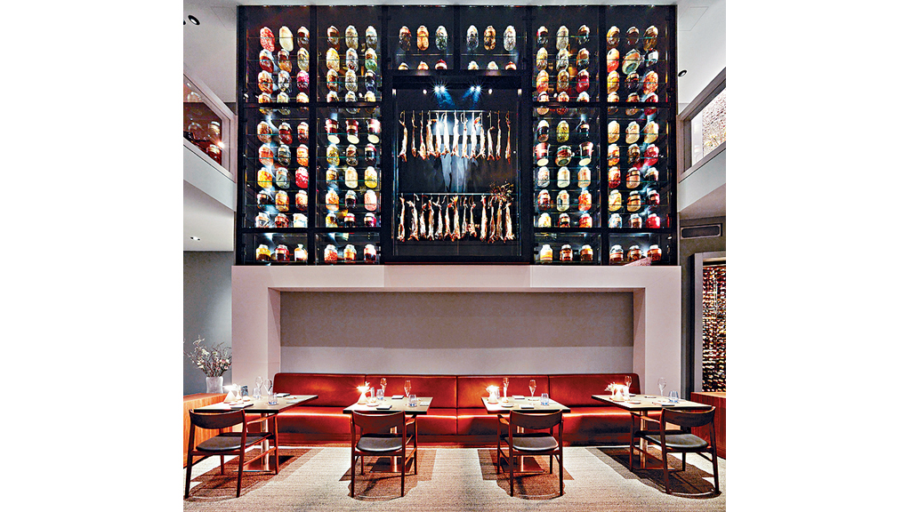 餐廳設計空間感十足，兩層高的玻璃櫃既實用也極具氣派。