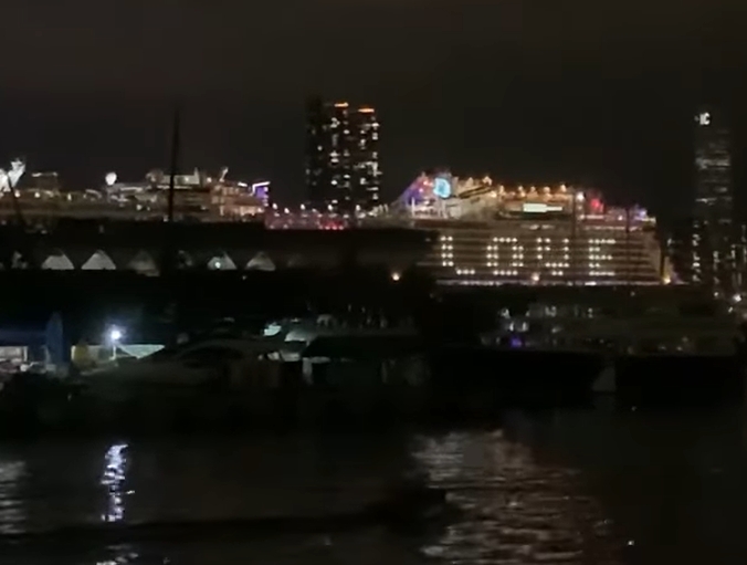 郵輪昨晚用LED燈展示「HK IS PROUD OF YOU」 賀張家朗奪金。YOUTUBE