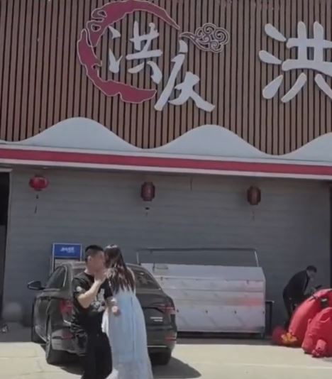 河北邯鄲有婚宴舉行途中，飯店發生大火，賓客倉忙逃生。抖音＠老賈幫幫團