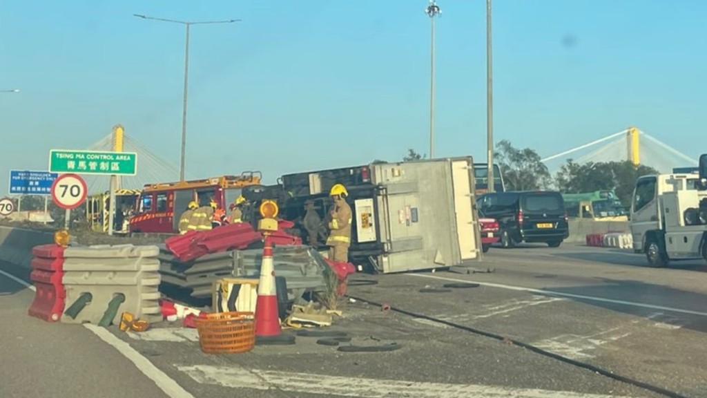 屯門公路貨車硬撼風琴式防撞欄 車輛翻側司機輕傷