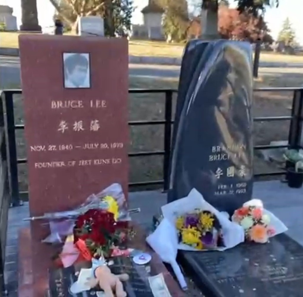 李国豪与他的爸爸李小龙一起葬在西雅图湖景公墓。
