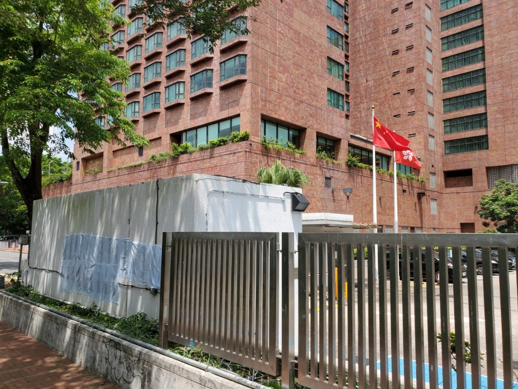 法院大樓外其中2幅外牆，被人用黑漆噴上辱警字句。 梁國峰攝