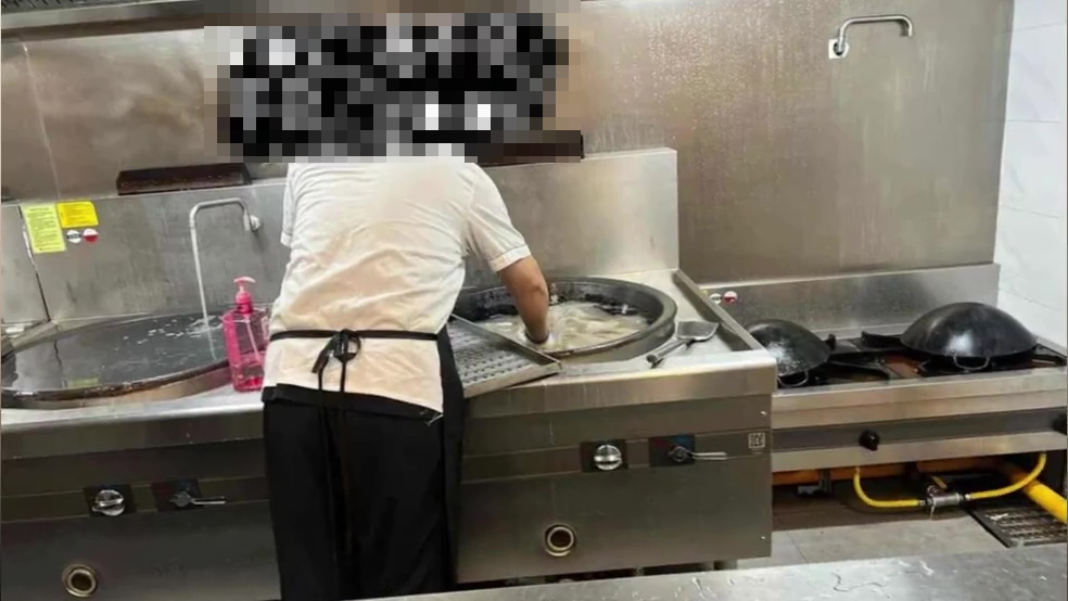 南京幼稚园炒菜镬洗地拖致幼童集体呕吐。