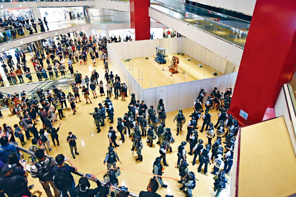 大批防暴警進入太古城中心商場中庭勸令人群離開。