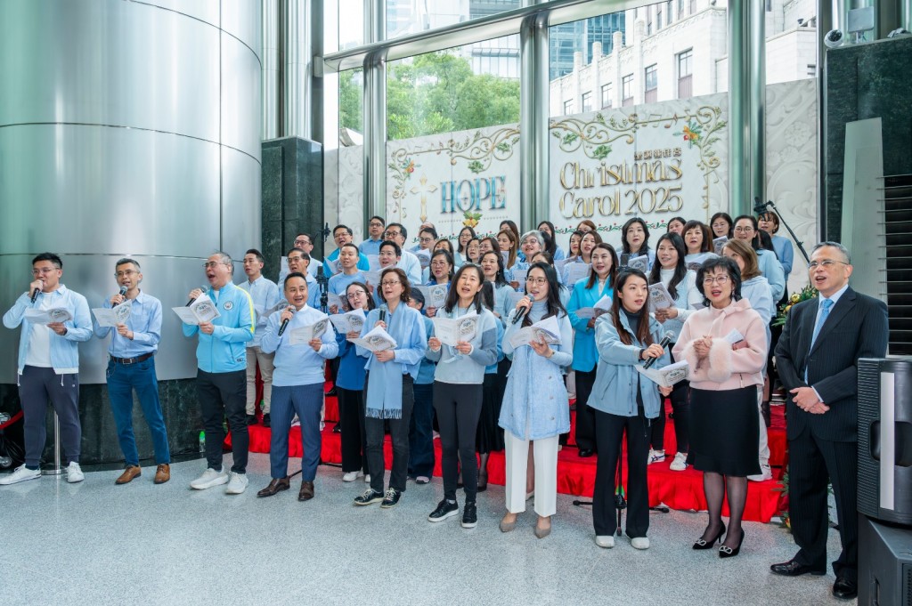 李澤鉅演唱時選擇站在最旁邊 李澤鉅演唱時選擇站在最旁邊