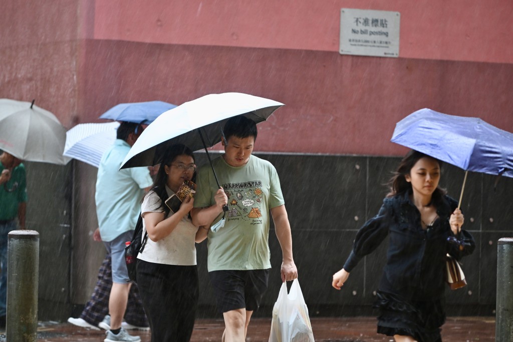 中午過後日再旺角街上人流、車流明顯開始增多。 中午過後日再旺角街上人流、車流明顯開始增多。