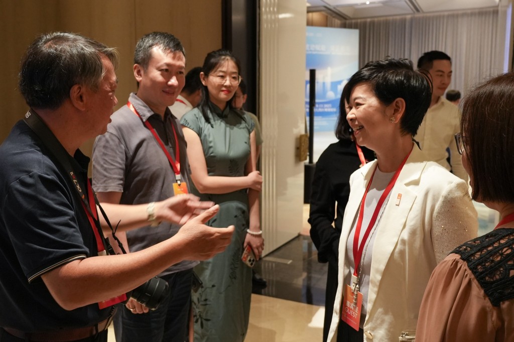 何永賢在論壇上與各與會者交流。何永賢fb圖片