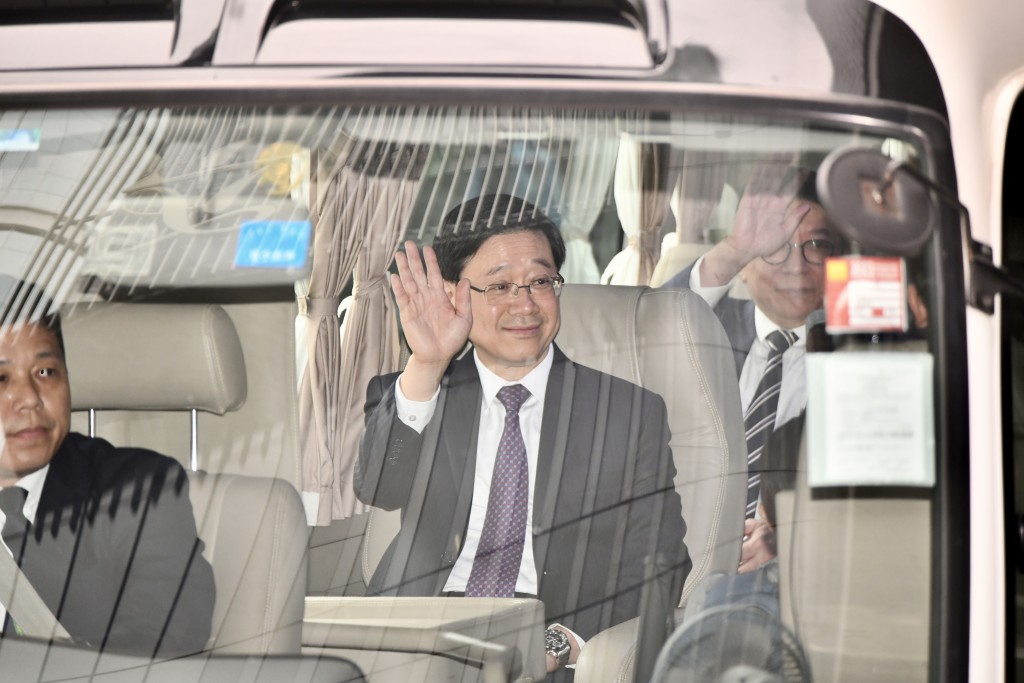 李家超在政府总部登上专车出发。卢江球摄