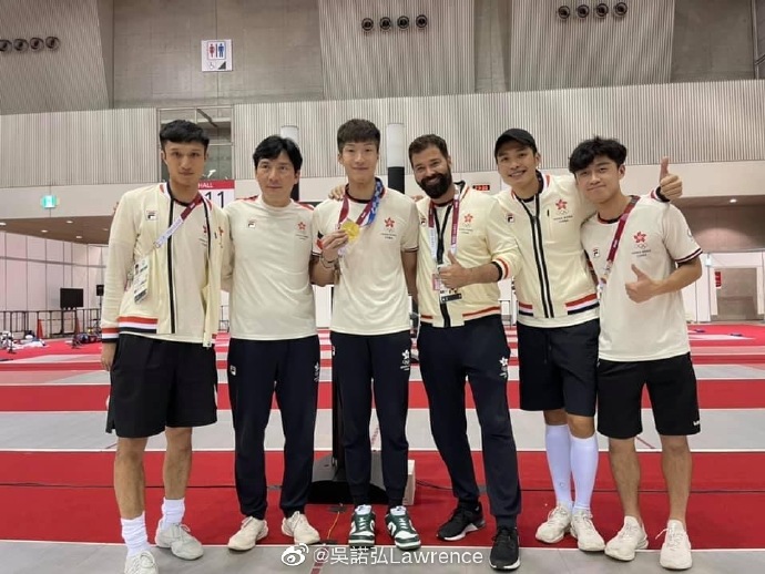 張家朗奪金大家都勁開心。