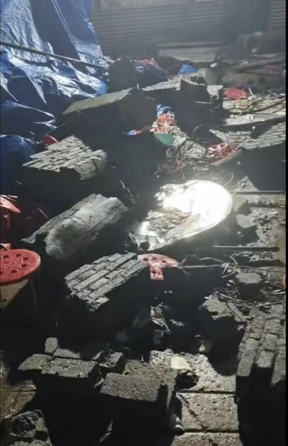 大約3米的圍牆倒塌。大風新聞 大約3米的圍牆倒塌。大風新聞