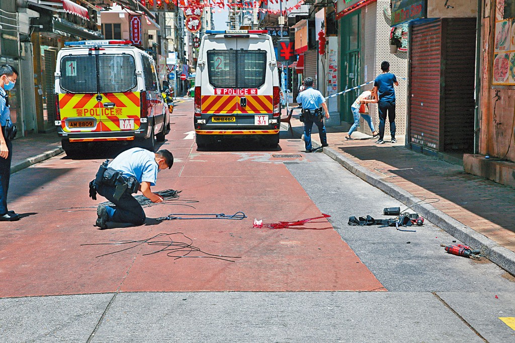 棚工由唐樓高處墮下，地上遺下斷裂安全帶及血迹。