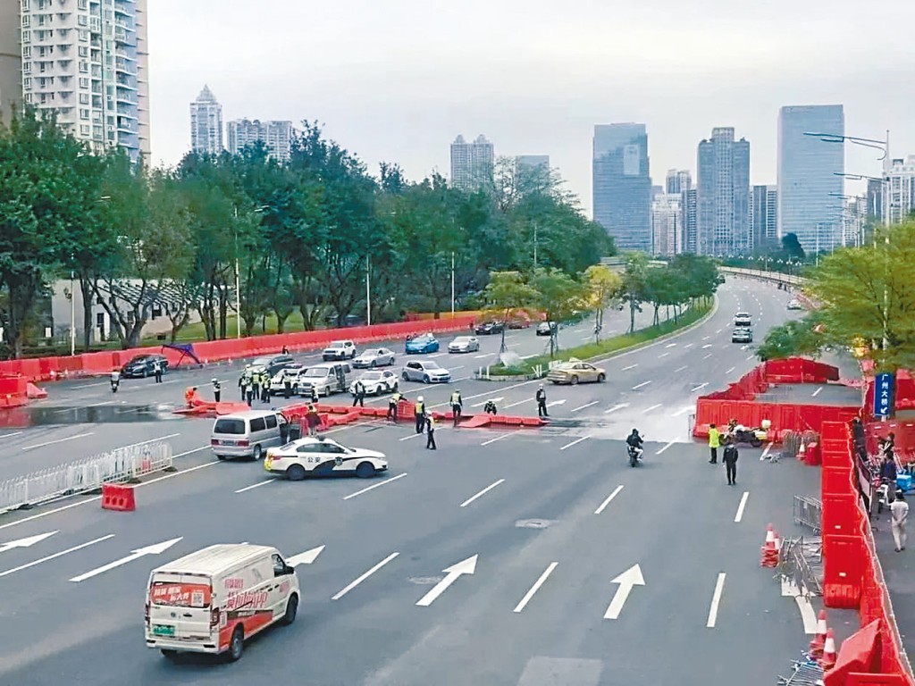廣州多區宣布解封,圍封水馬被拆除,道路恢復通行。