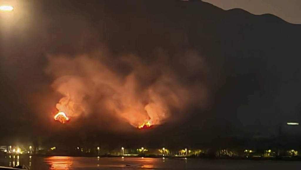大埔八仙嶺起山火 兩條20米火龍染紅夜空。FB：Bosco Chu@大埔TAI PO