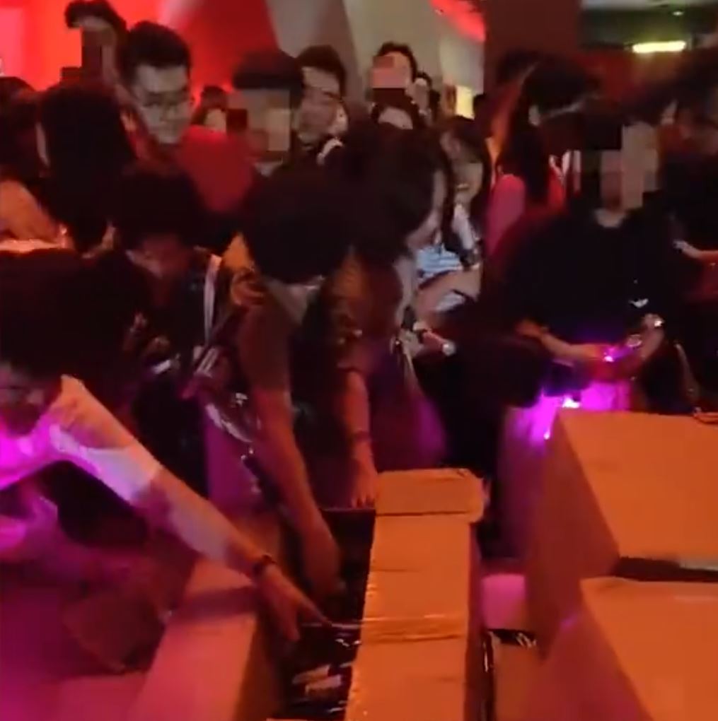 周杰倫演唱會觀眾在散場時遇暴雨，出現乘機哄搶毛毯玩偶情況。