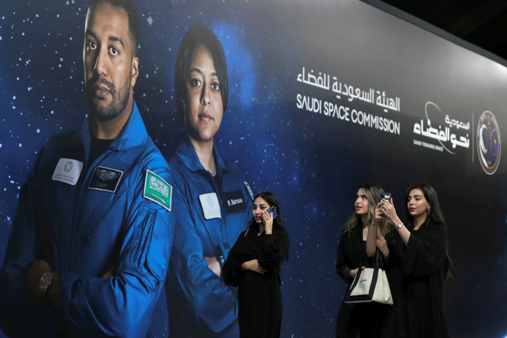 首位沙地阿拉伯女太空人巴納維(Rayyana Barnawi)參與旅程，成為焦點。(路透社)