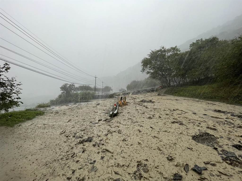 台湾北横公路台7线宜兰县大同乡英士路段出现山泥倾泻，黄泥水淹没公路。网上图片
