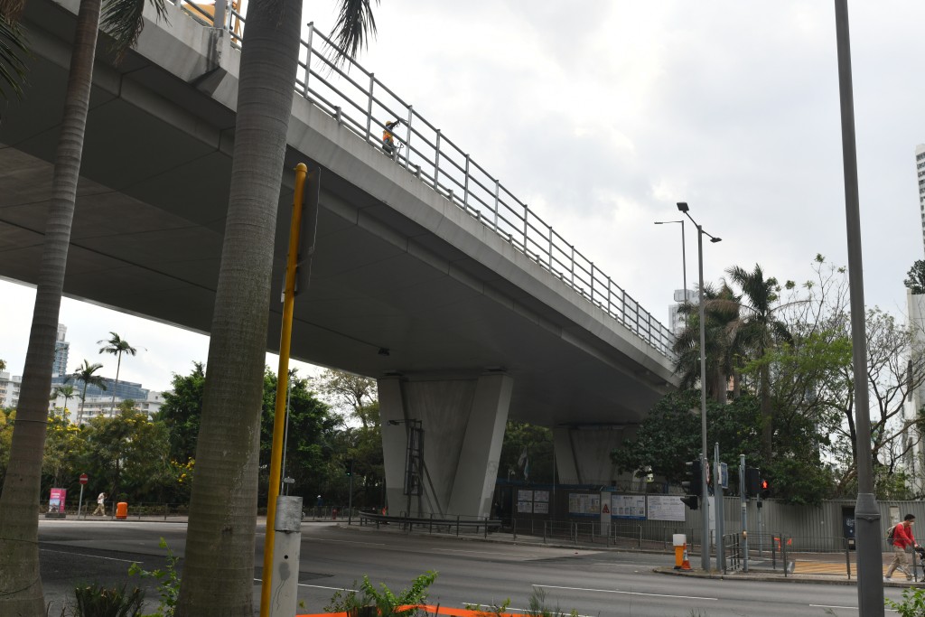 西九龍法院外行車天橋欄杆處，有工人正加裝防護網。盧江球攝