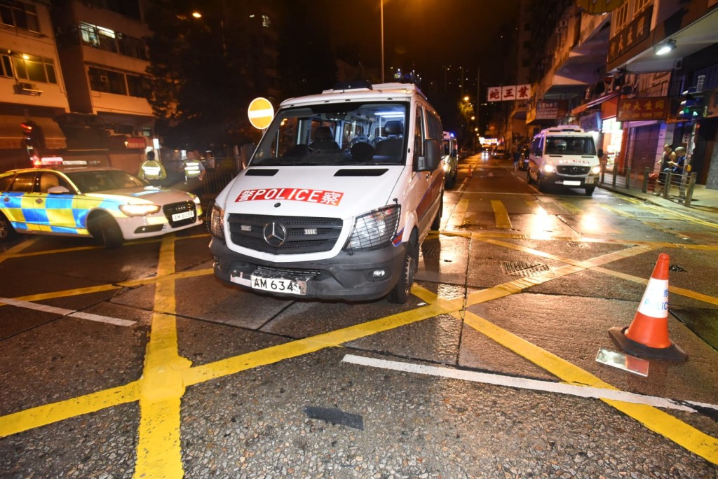深水埗警車撞的士。