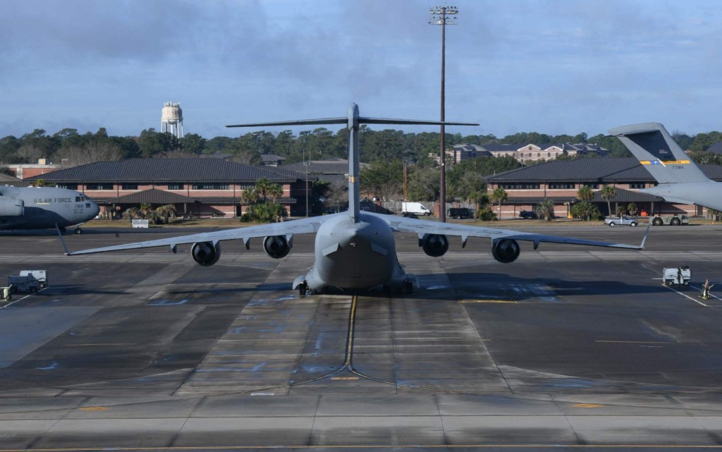 C-17运输机南卡罗莱纳州的查尔斯顿联合基地准备起飞。
