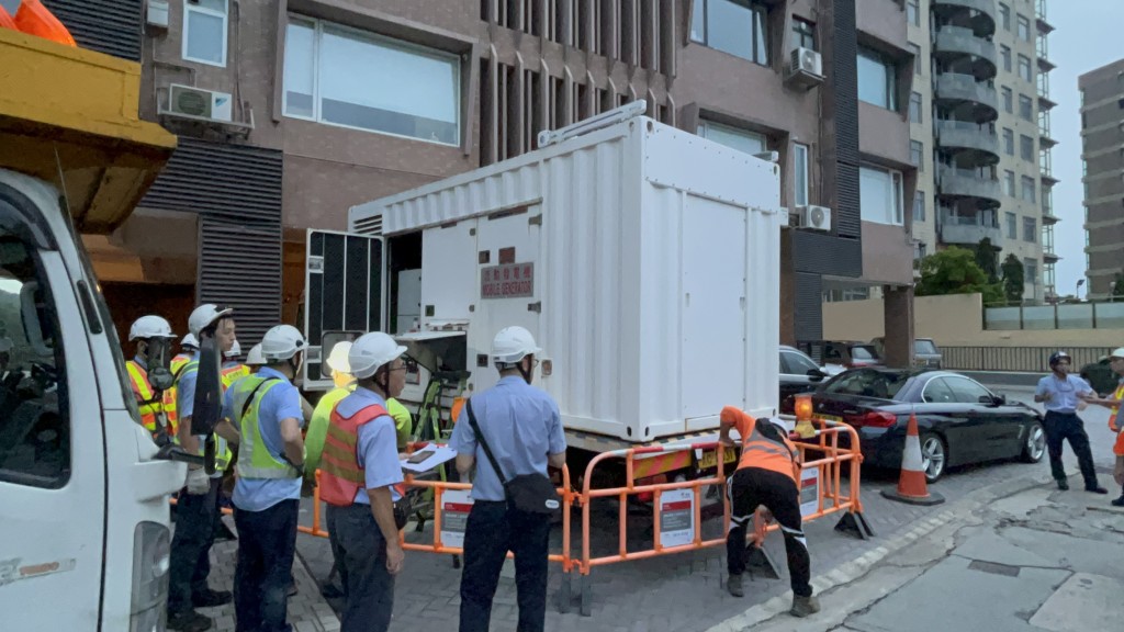 港燈昨日派出流動發電機到場支援。