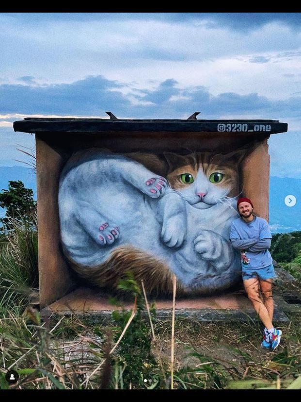 俄羅斯藝術家Vladimir早前於大帽山創作「貓屋」塗鴉。