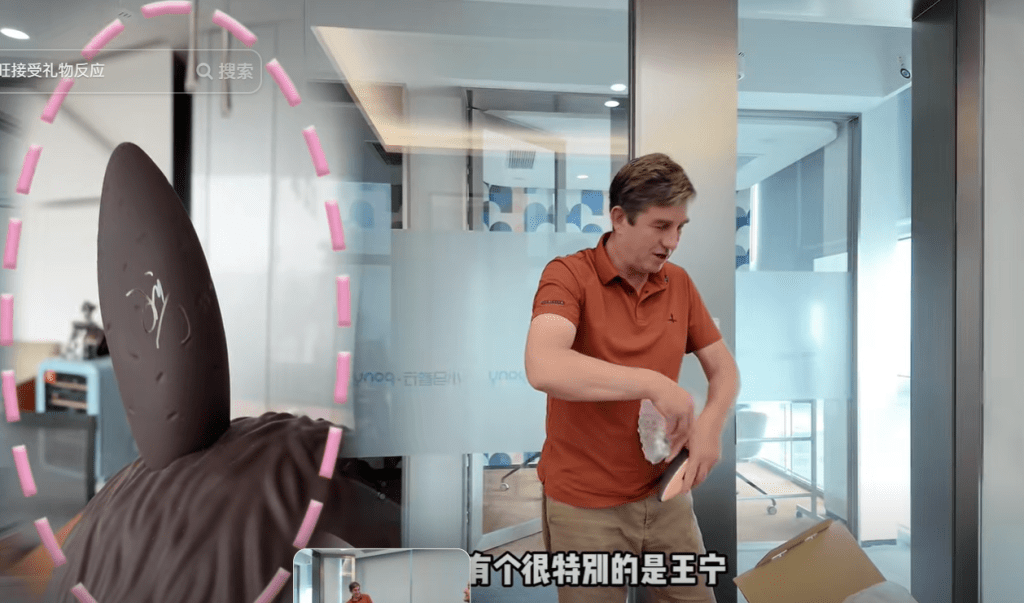 胡润展示王宁亲签绝版Labubu。 抖音截图