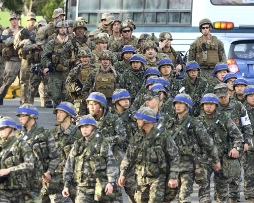 水陆两栖战车向空中发射烟雾弹，掩护美、韩海军陆战队摸拟抢滩。AP