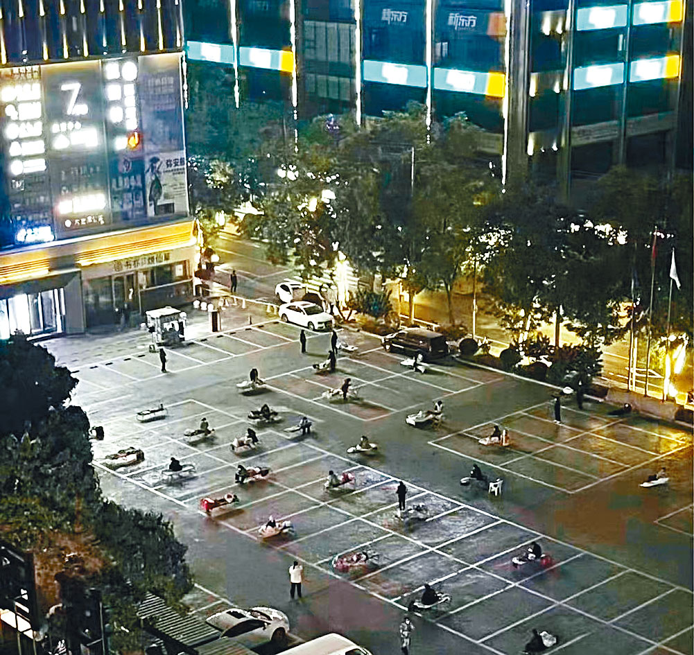 網友反映甘肅蘭州在露天停車場、公廁等地實行隔離，環境惡劣。