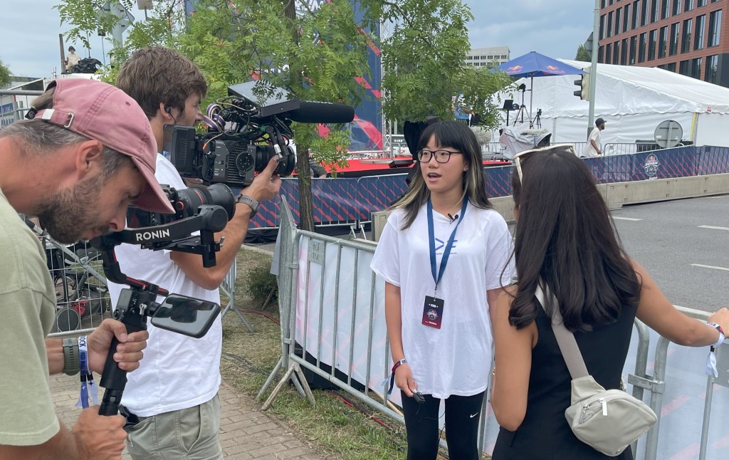 現年14歲，出生於香港的少女車手余穎童正在歐洲全職練車。 CBR Media圖片