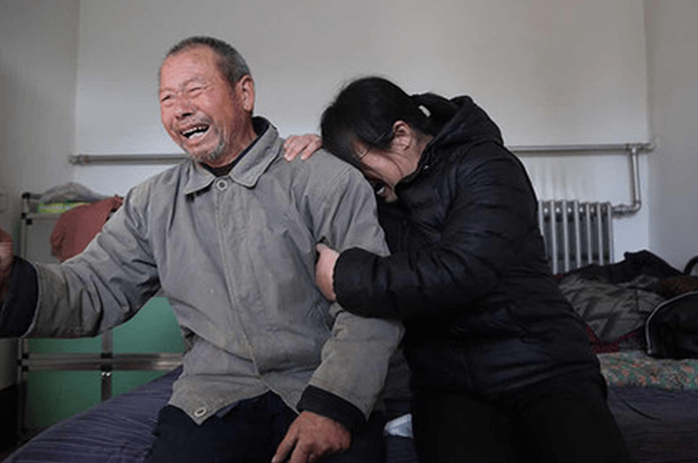 聂树斌遭枪决21年后，奸杀案改判无罪，父母激动落泪。