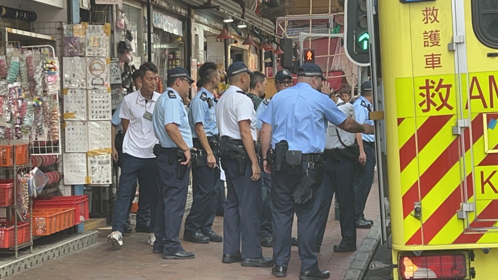 警方调查后相信事主因摆放货物阻街被票控，登上大楼天台企跳。