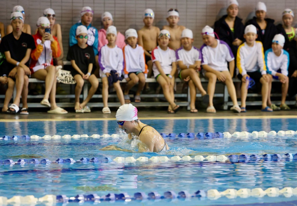 6）同小泳员做swimming clinic。（徐嘉华摄）