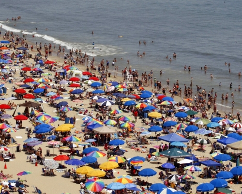 美國上訴法庭裁定海洋城政府有權禁止女性無上裝進海灘。AP資料圖片