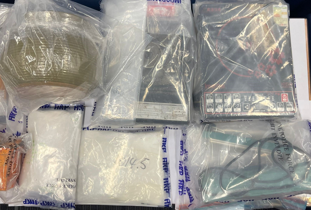 警方檢獲約2,700克懷疑可卡因、一批製毒及包裝工具。警方圖片