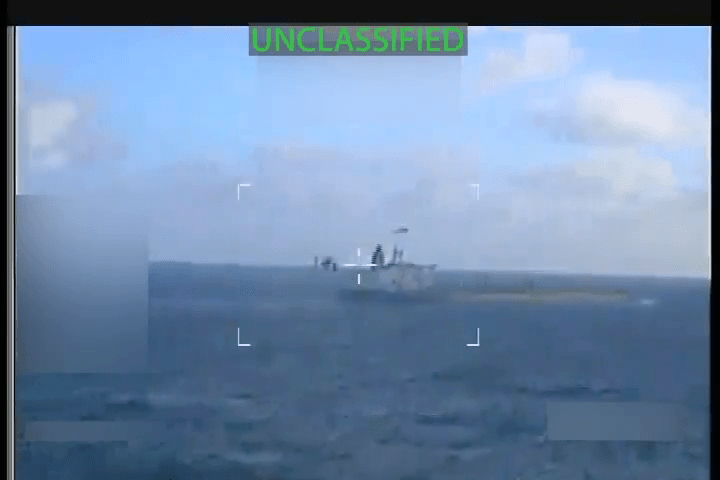 美司法部長邦迪在X平台公布美國部隊在委內瑞拉外海扣押一艘委國油輪的畫面截圖。X@AGPamBondi 美司法部長邦迪在X平台公布美國部隊在委內瑞拉外海扣押一艘委國油輪的畫面截圖。X@AGPamBondi