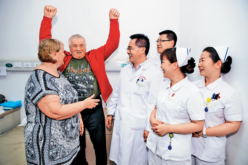 外籍男子在中國接受心臟支架手術後，同醫護合影。