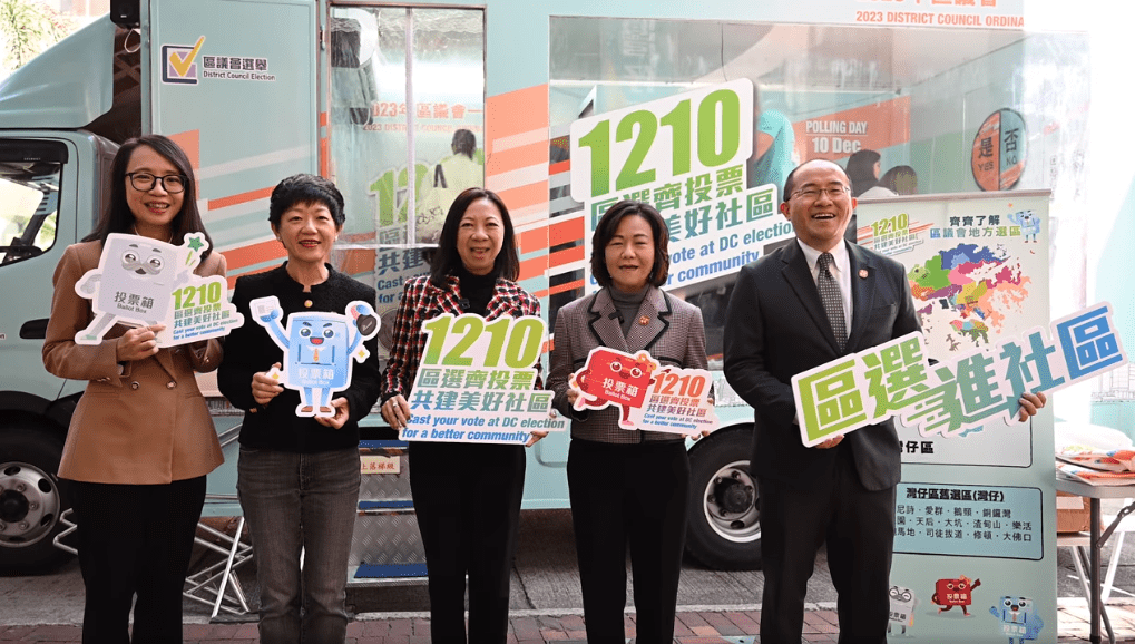 民政及青年事務局常任秘書長林雪麗今早（17日）聯同民政總署署長張趙凱渝、副署長易志宏及張誼到灣仔呼籲巿民投票。民政事務總署FB影片截圖
