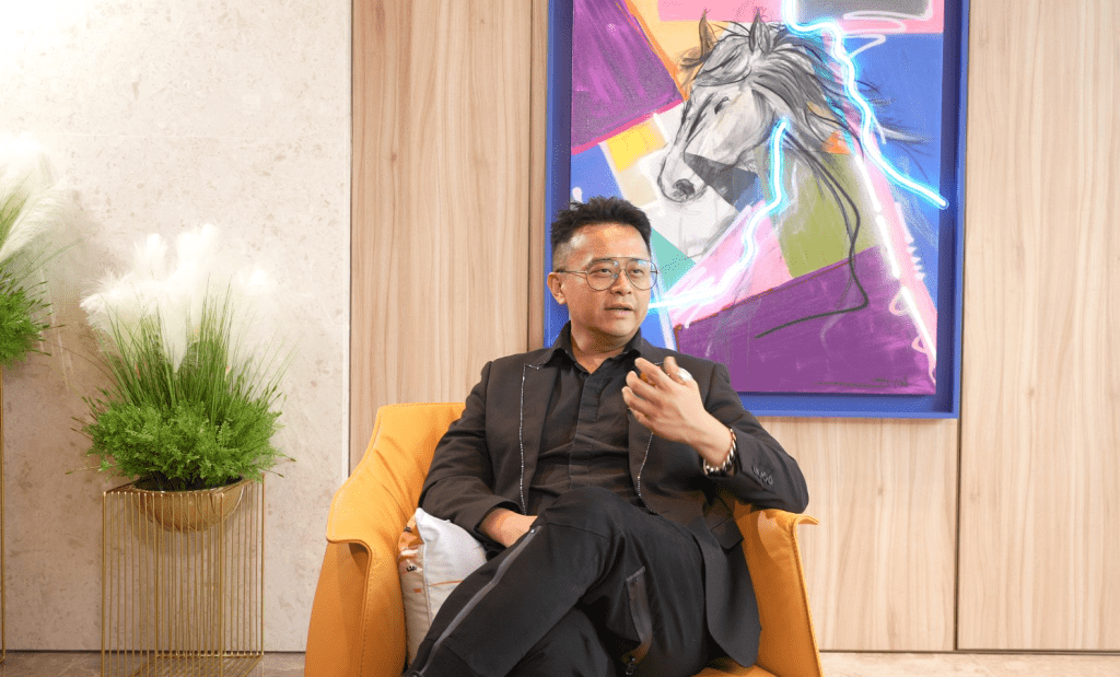 Simon將跨界藝術風格帶入生活空間,並說「我覺得香港應該要有一個不一樣的生活態度,而生活態度一定要有很多色彩。」 Simon將跨界藝術風格帶入生活空間,並說「我覺得香港應該要有一個不一樣的生活態度,而生活態度一定要有很多色彩。」