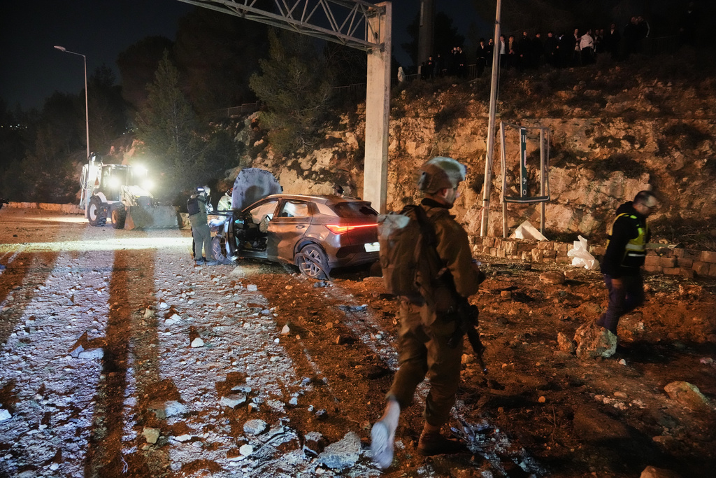 以色列救援人員和安全人員到場。美聯社美聯社