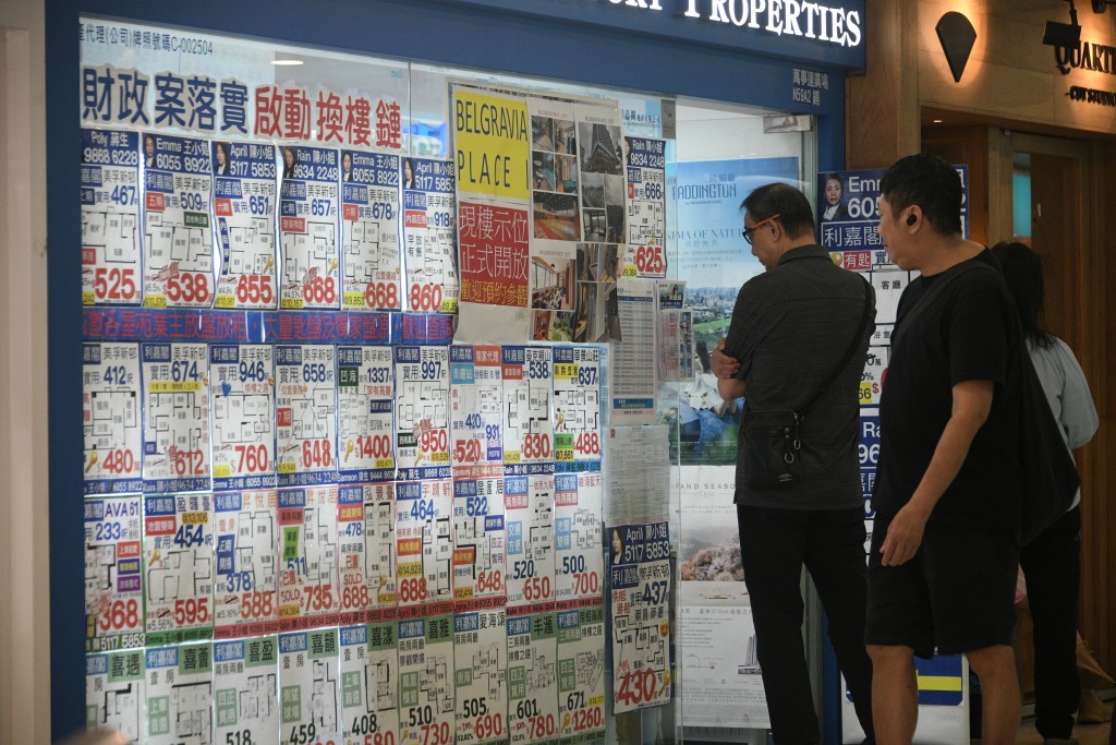 今年首三季全港樓價400萬元以下私樓共錄得10,456宗成交,佔同期整體約4.1 萬宗私樓成交達25%,創9年新高。 今年首三季全港樓價400萬元以下私樓共錄得10,456宗成交,佔同期整體約4.1 萬宗私樓成交達25%,創9年新高。