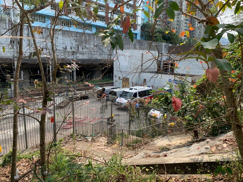 爆炸品處理課（EOD）人員正於現場處理。