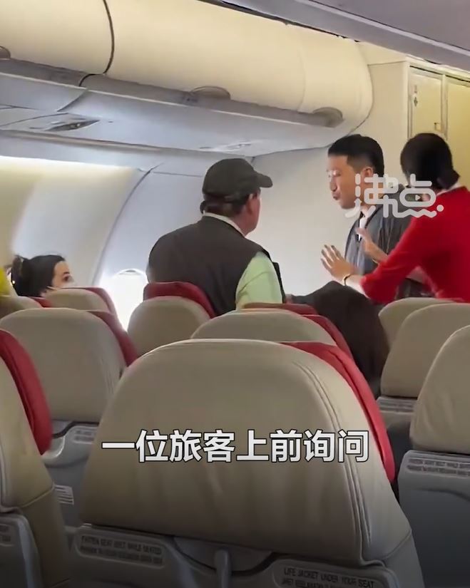 有乘客走到外国乘客前了解，即被机组人员劝阻。(互联网)