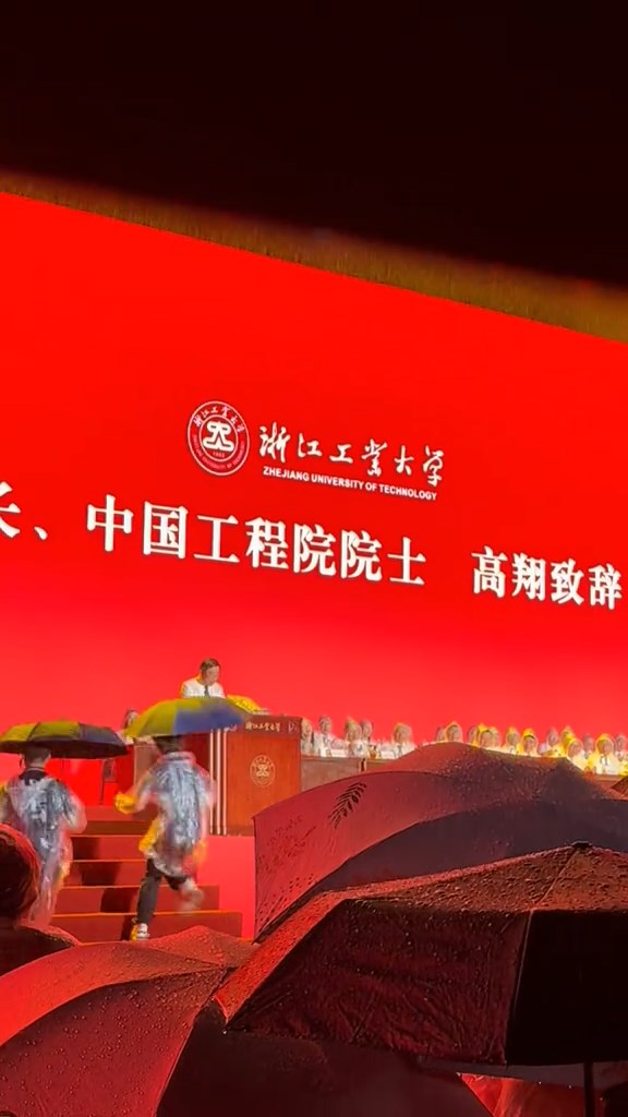 學生跑上台。 學生跑上台。